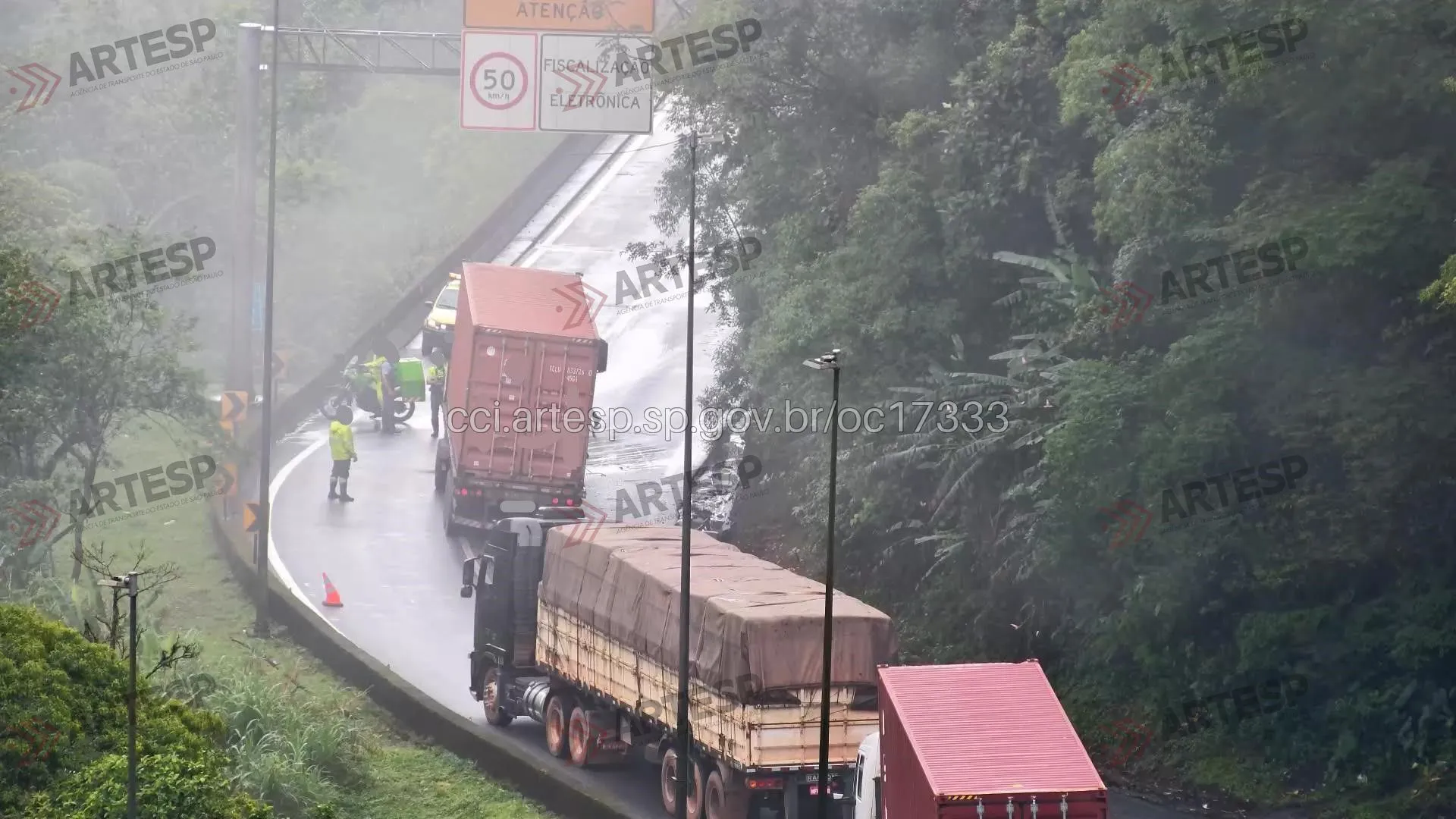 Carretas DAF, Man e Volks no km 45,1 da rodovia Anchieta em Cubatão