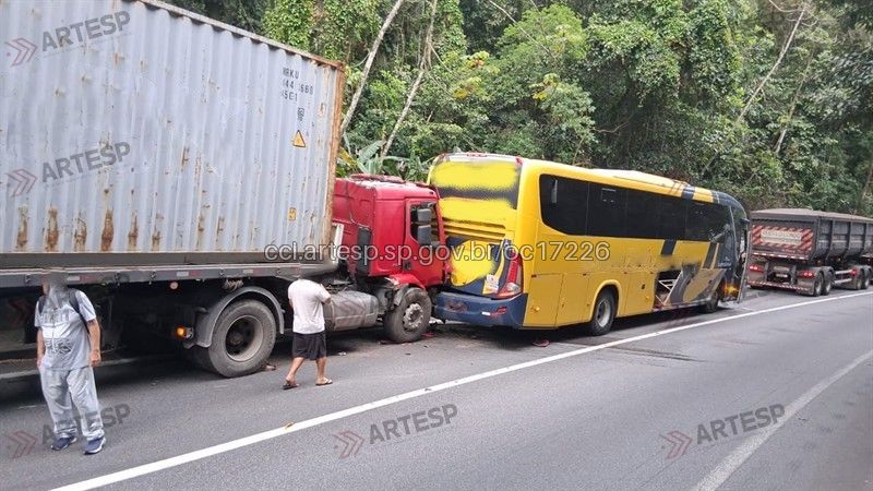 Carretas Volvo VM 310 e Scania R540 e ônibus no km 51 da rodovia Anchieta em Cubatão
