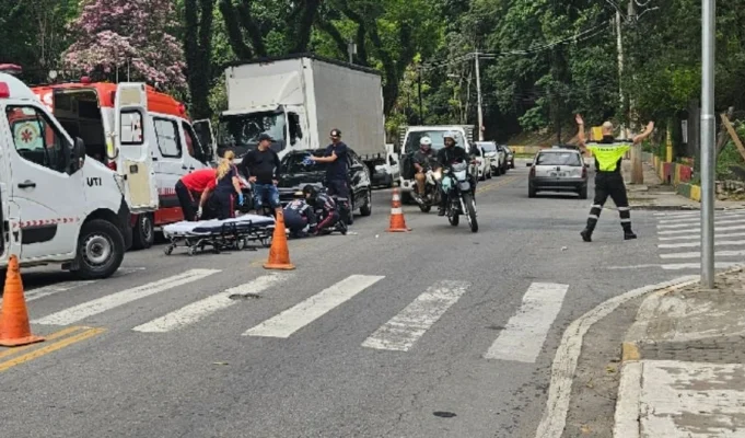 Colisão entre carro e moto na Avenida Elias Yazbek