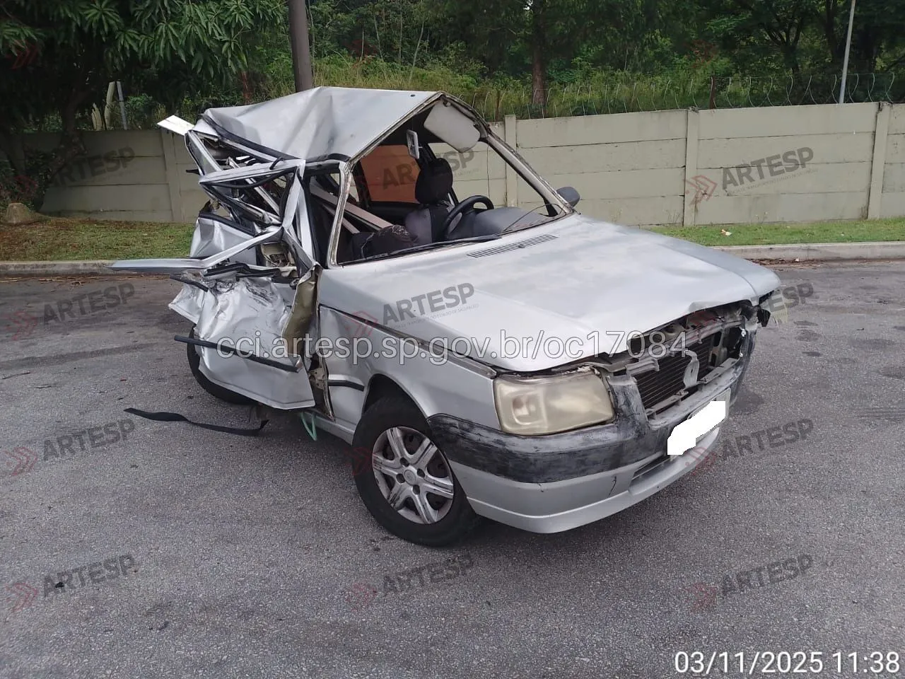 Fiat Uno no km 17 da rodovia dos rodovias Bandeirantes em SP