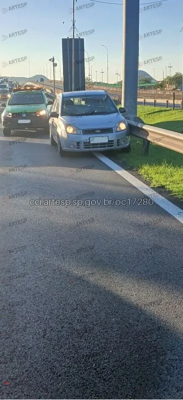 Ford Fiesta no km 62,5 em Cubatão