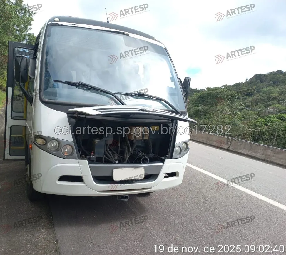 Micro-ônibus no km 61 em Paraibuna