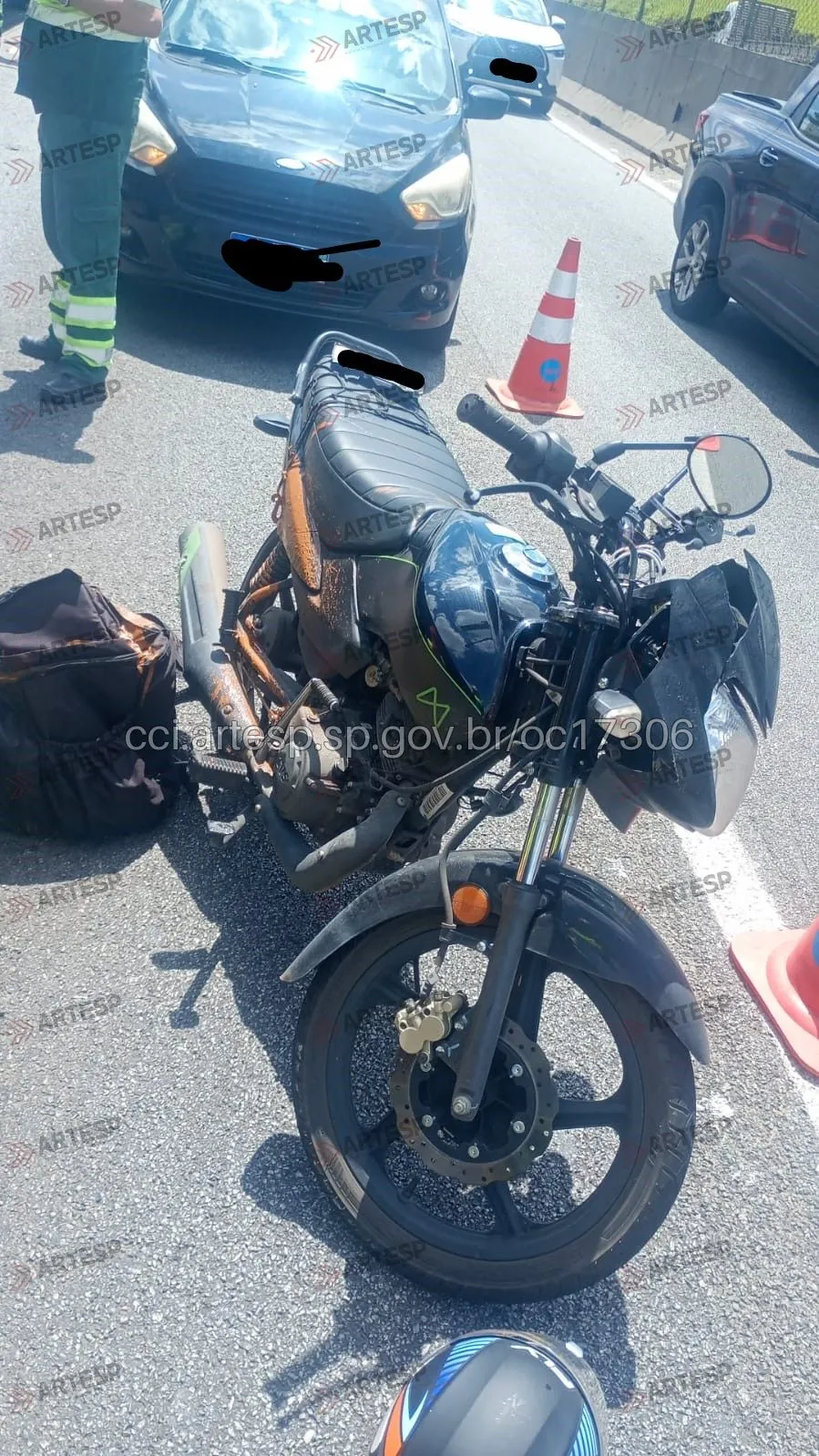 Moto Honda CG 125 e automóvel Ford Ka Sedan no km 27,5 em Barueri rodovia castelo branco