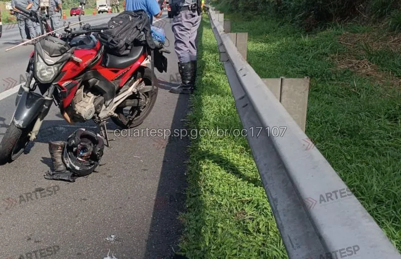 Moto Honda Twister na rodovia dos Bandeirantes
