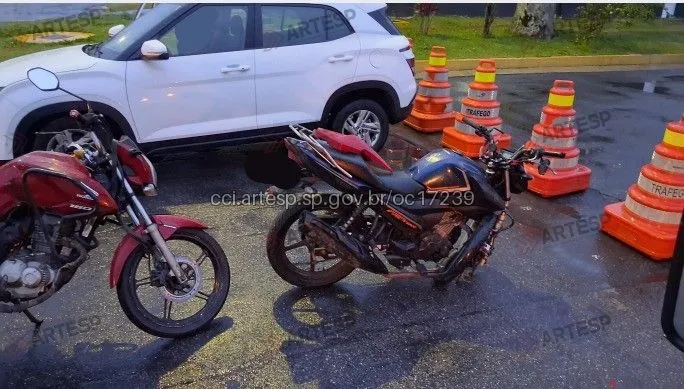 Rodovia dos Imigrantes Motos Honda CG 160 e Yamaha e automóvel Hyundai Creta no km 13 da rodovia dos Imigrantes em SP