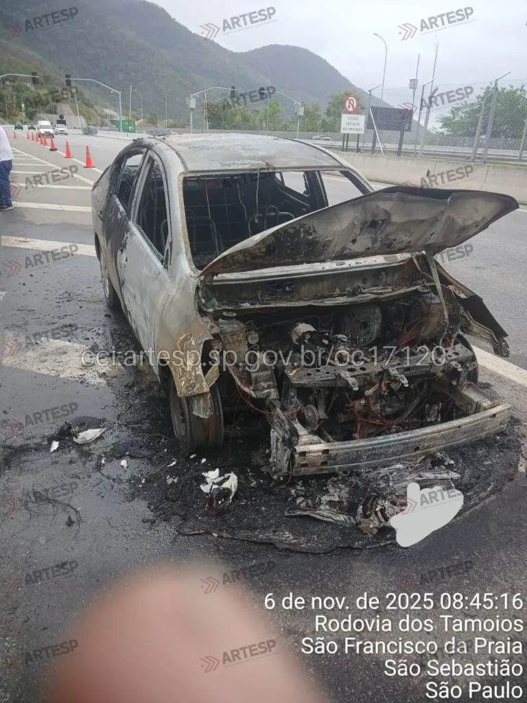 Nissan Versa rodovia dos Tamoios combate