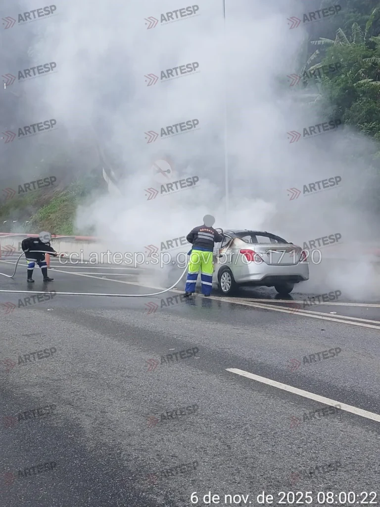 Nissan Versa rodovia dos Tamoios