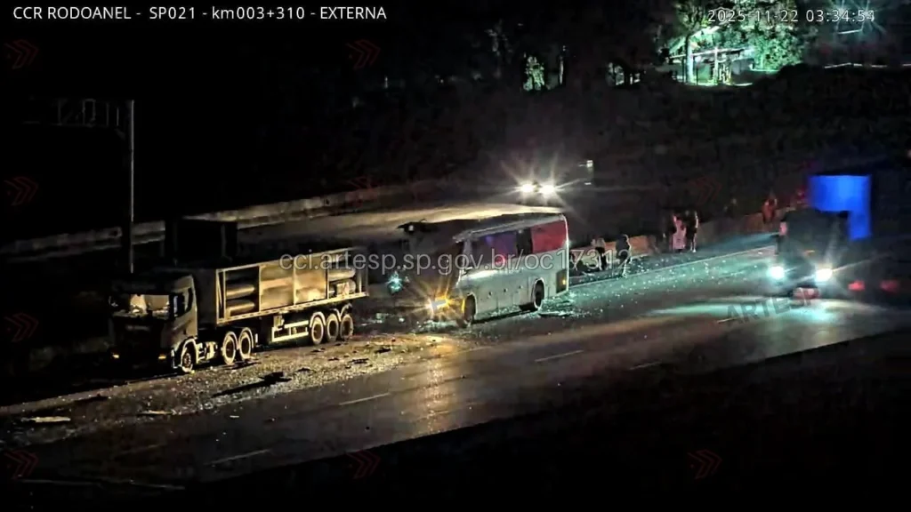 Ônibus Scania Marcopolo e carreta Scania 460 no km 24 em SP