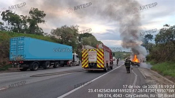 Reboque e caminhonete Ranger no km 75 da rodovia Castelo Branco em Itu