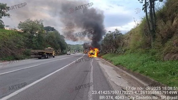 Reboque e caminhonete Ranger no km 75 da rodovia Castelo Branco em Itu