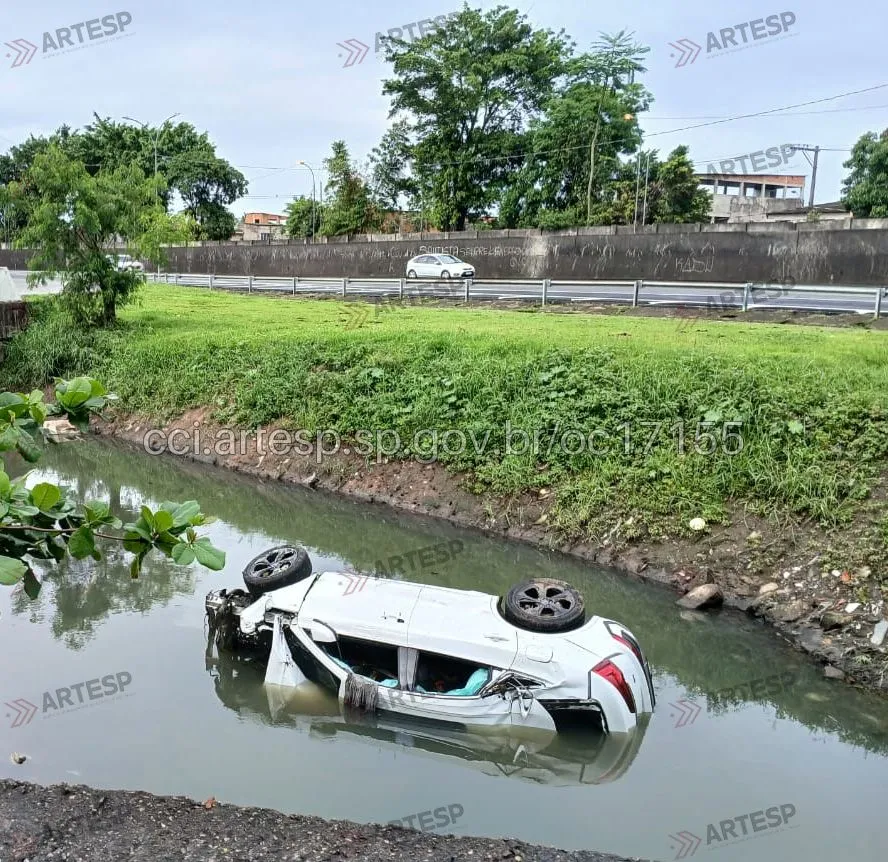 SUV Audi Q5 no km 68,4 em São Vicente