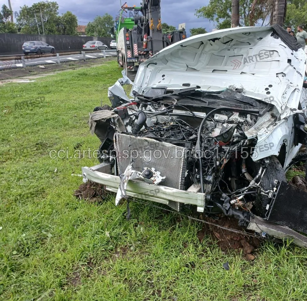 SUV Audi Q5 no km 68,4 em São Vicente
