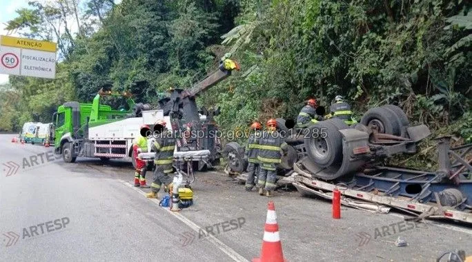 rodovia anchieta Semi-reboque no km 46 em Cubatão