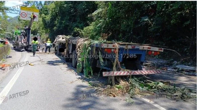 Semi-reboque no km 46 em Cubatão