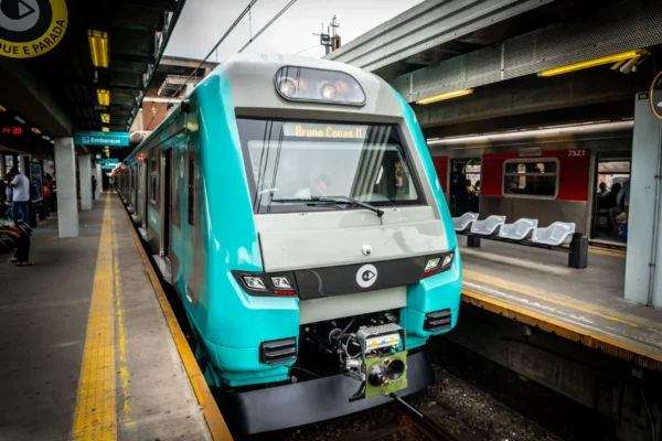 Trem da ViaMobilidade na estação Santa Rita da Linha 8-Diamante