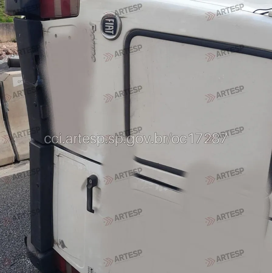 Utilitário Fiat Fiorino no km 3,5