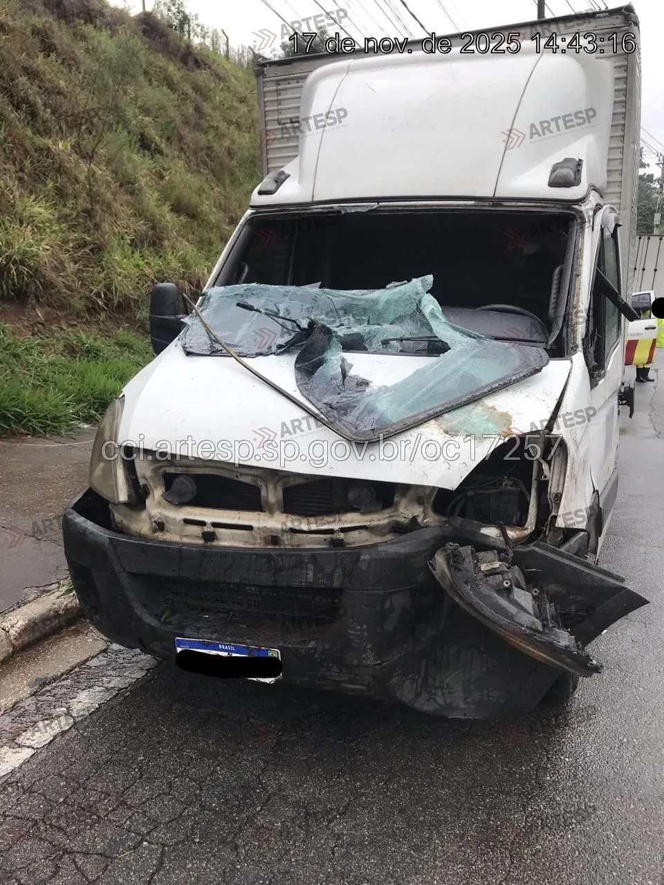Utilitário Iveco Daily no km 29 da rodovia Anhanguera em São Paulo