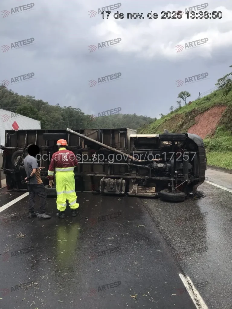 Utilitário Iveco Daily no km 29 da rodovia Anhanguera em São Paulo