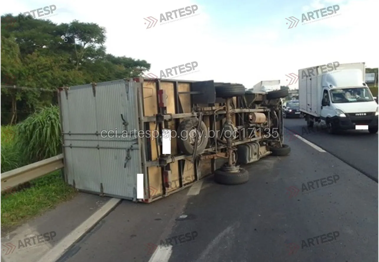 Utilitário Iveco tombado rodovia dos Bandeirantes