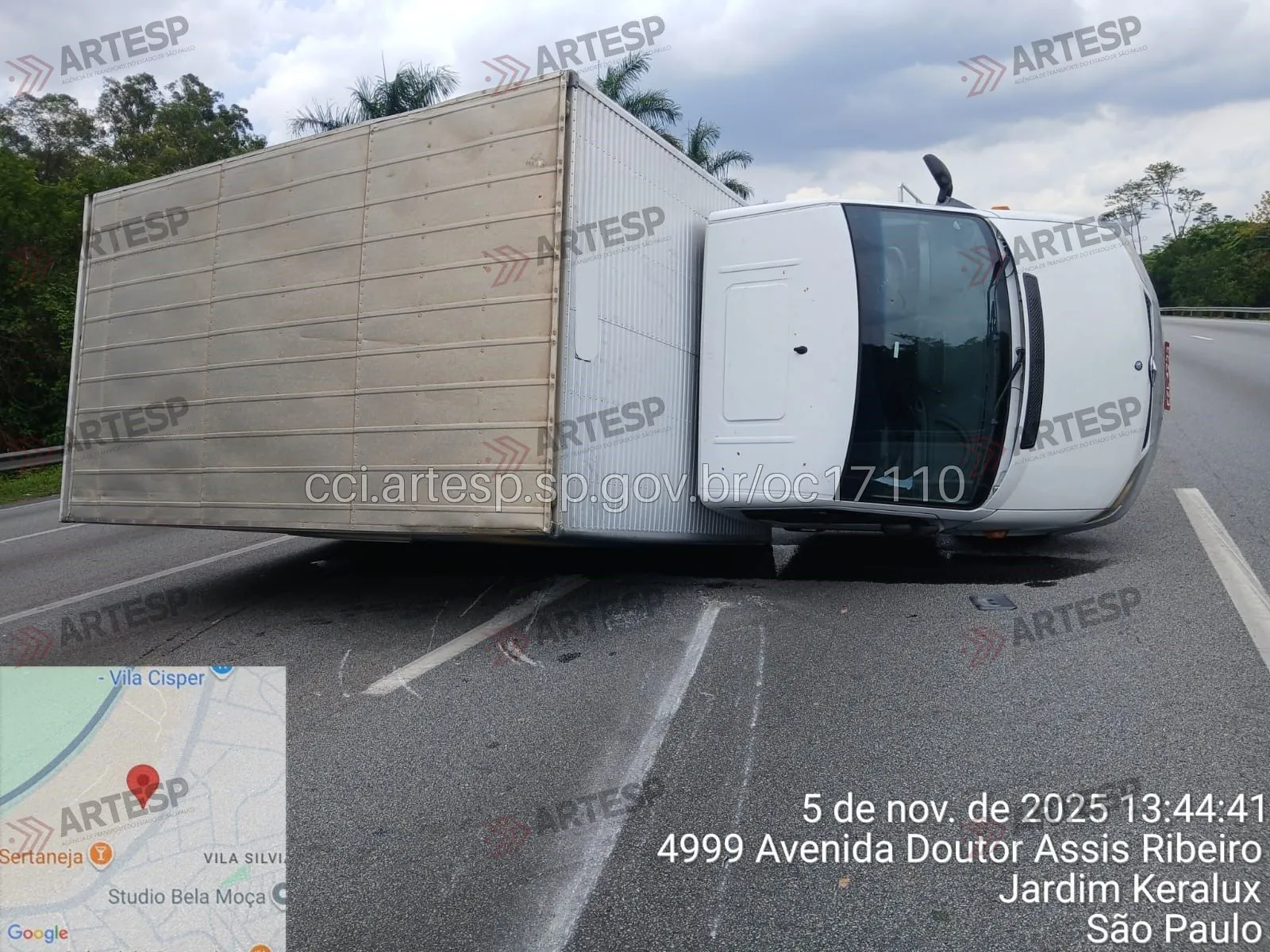 Utilitário Mercedes-Benz Sprinter 311 tombado rodovia Ayrton Senna