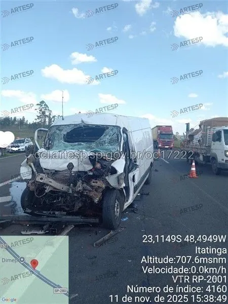 Utilitário Renault Master na rodovia Castelo Branco em Itatinga