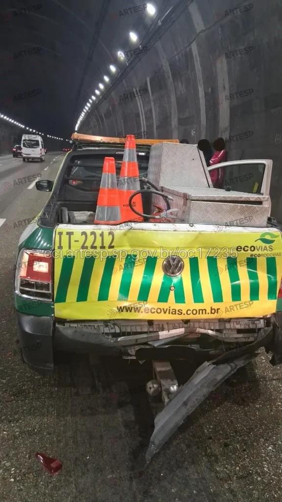 Utilitário VW Saveiro da Ecovias no km 48,7 em São Vicente