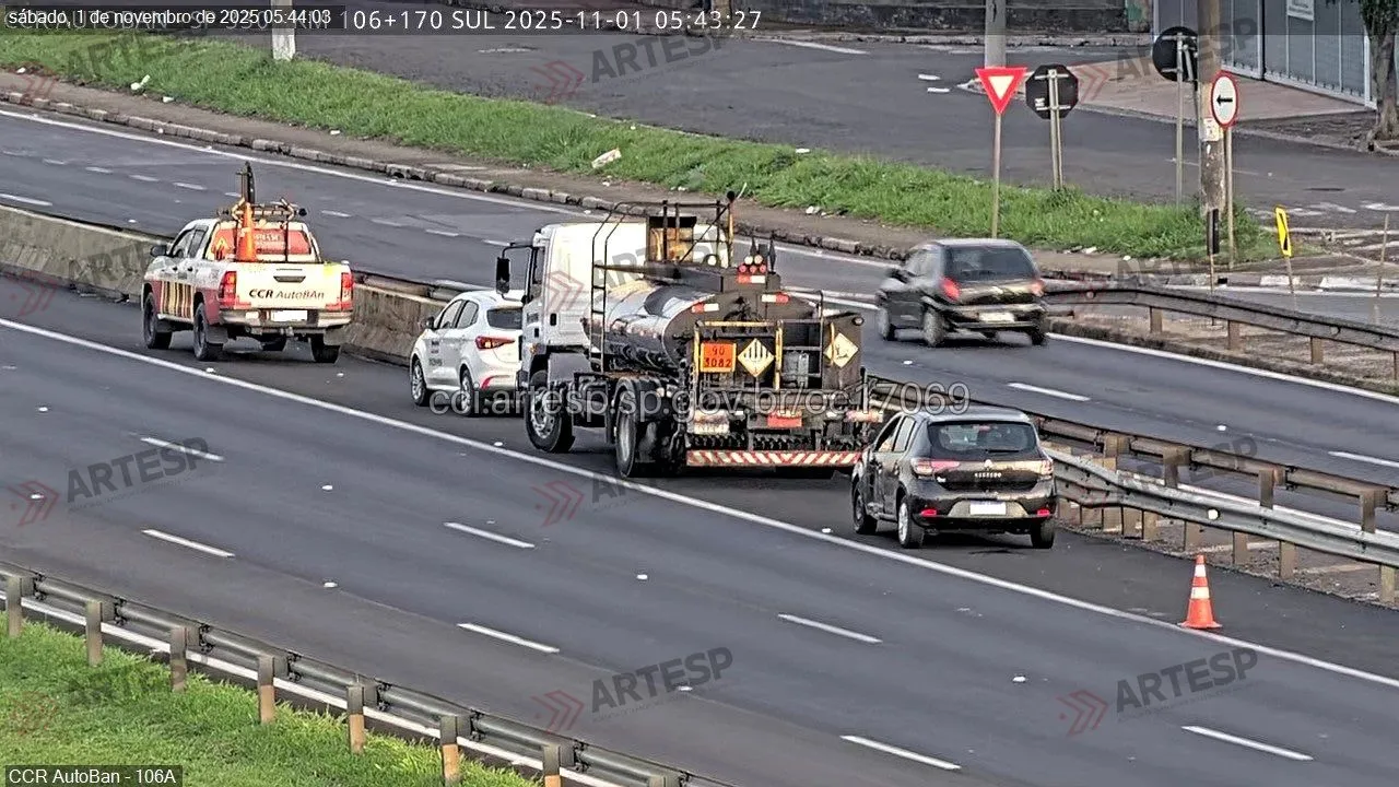 Automóvel e carreta no km 106 da rodovia Anhanguera em Sumaré