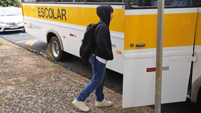 transporte escolar com foco