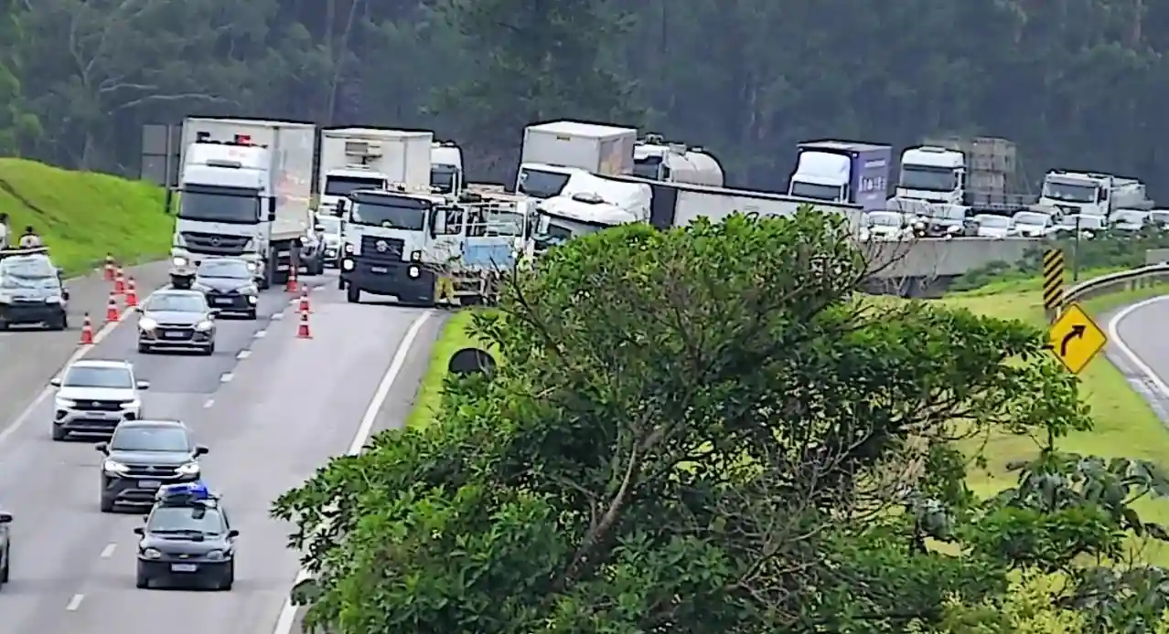 Acidente sem vítimas interdita faixas rodovia dom pedro i