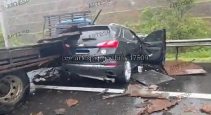 Automóvel GM Equinox e caminhão Mercedes-Benz rodovia anhanguera