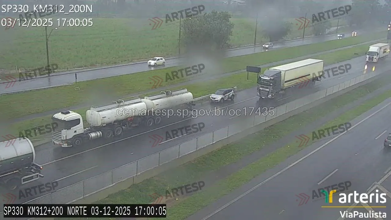 Automóvel Renault Captur e carreta Scania km 312 rodovia Anhanguera