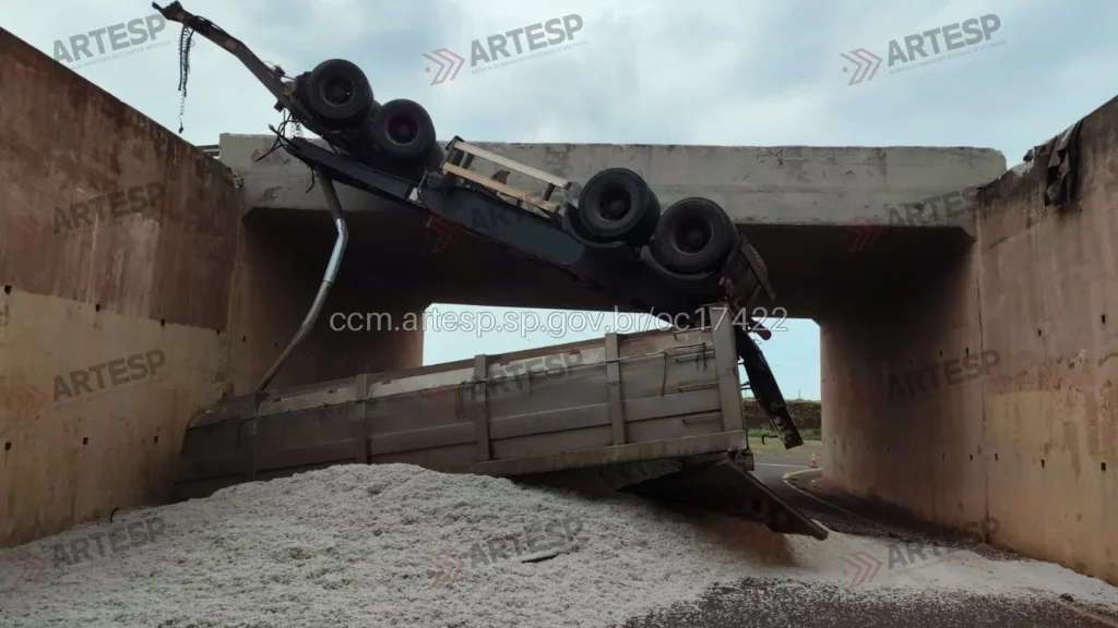 Bitrem Mercedes-Benz Actros tombamento rodovia anhanguera