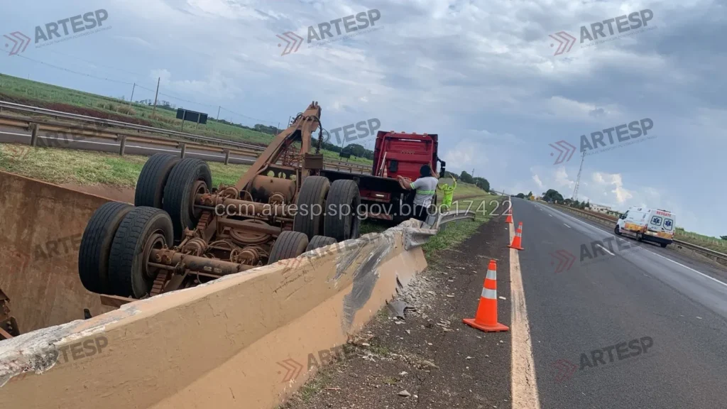 Bitrem Mercedes-Benz Actros tombamento rodovia anhanguera