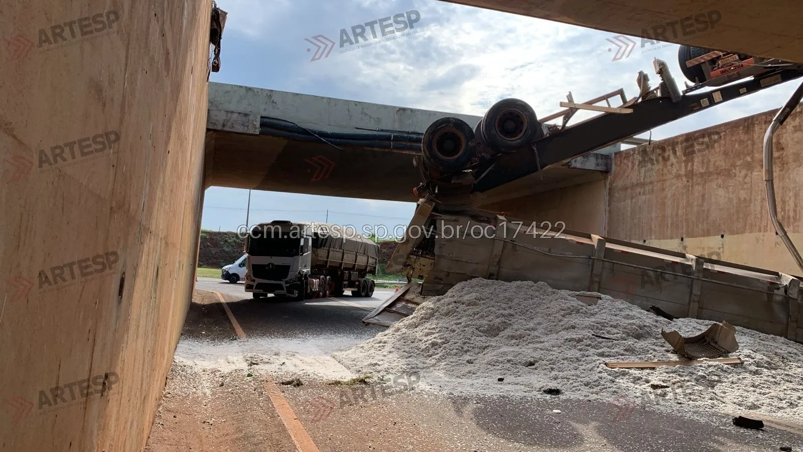Bitrem Mercedes-Benz Actros tombamento rodovia anhanguera