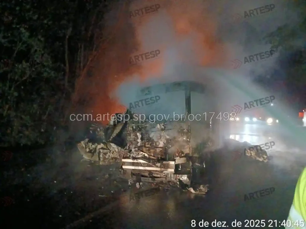 Bitrem Mercedes-Benz Axor 1933 rodovia anchieta fogo