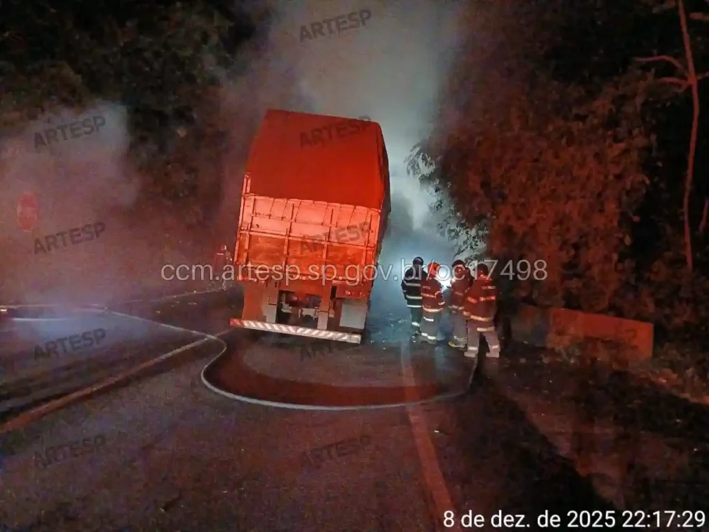 Bitrem Mercedes-Benz Axor 1933 rodovia anchieta fogo
