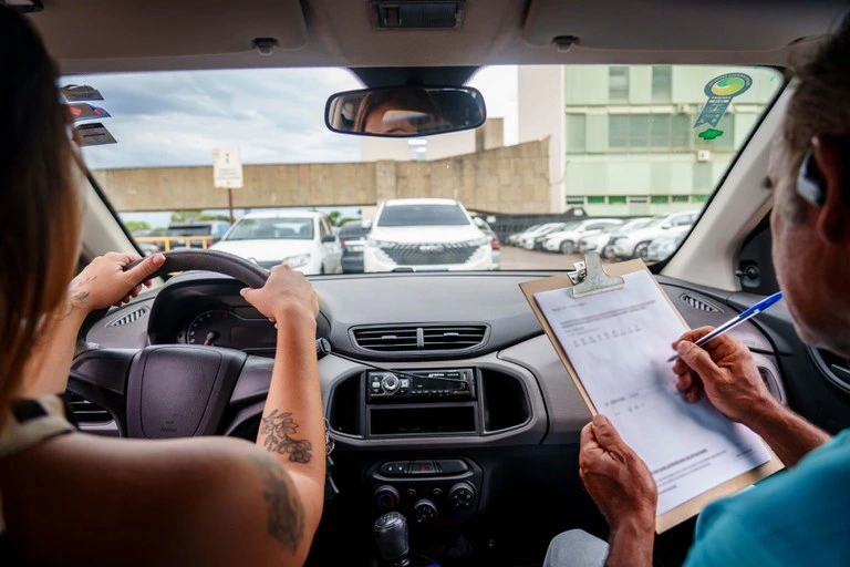 CNH aula autoescola trânsito carro