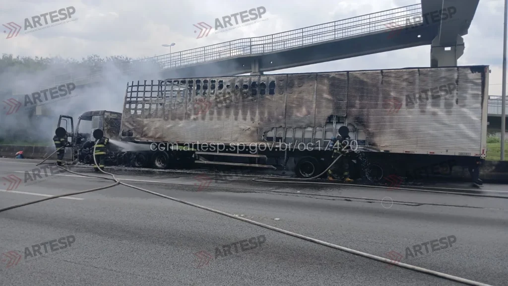 Caminhão Ford Cargo rodovia Castelo Branco Jandira grande sp