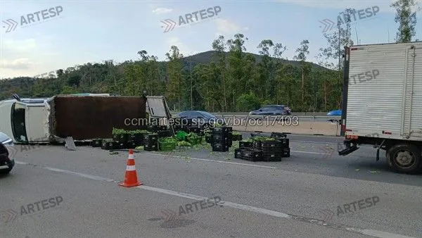 Caminhão Iveco Daily rodovia castelo Branco Araçariguama domingo