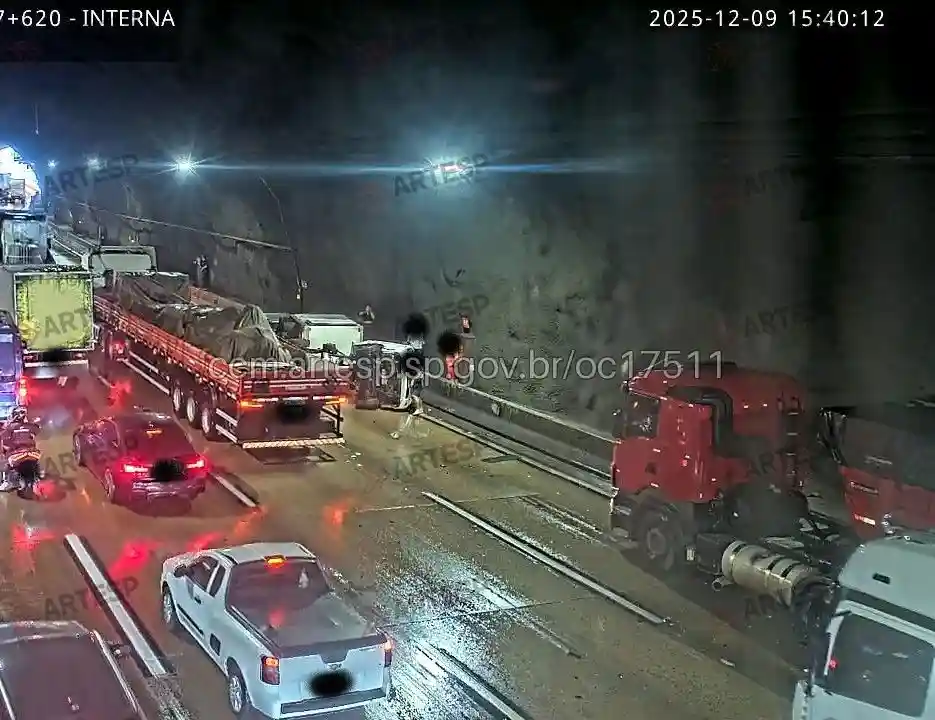 Caminhão Mercedes-Benz Axor 2036 rodoanel