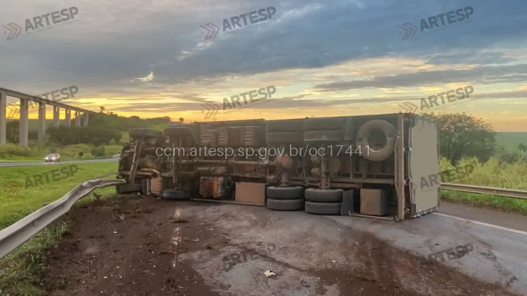 Caminhão VW 26.320 Constellation rodovia Anhanguera