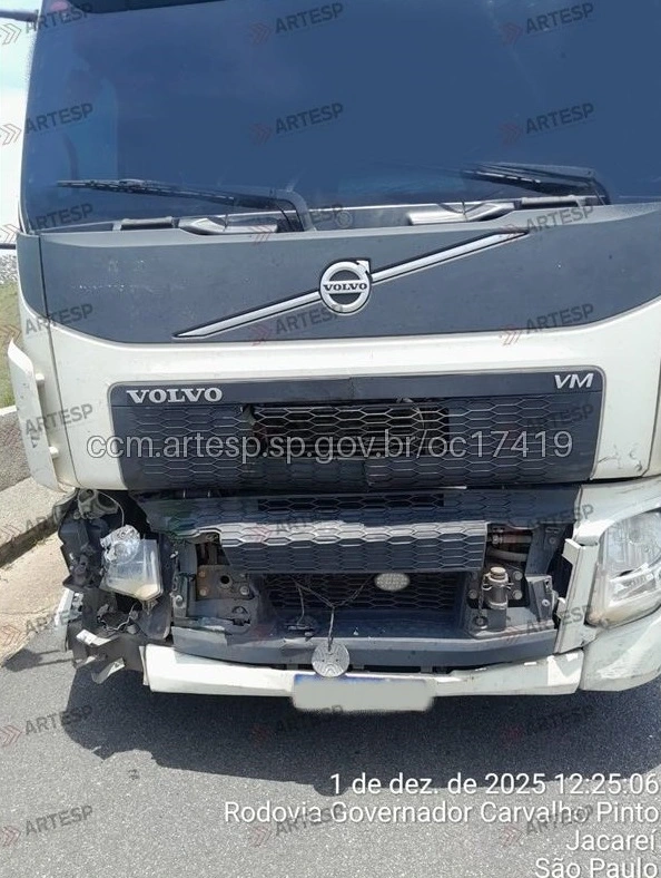Caminhão Volvo VM rodovia Carvalho Pinto