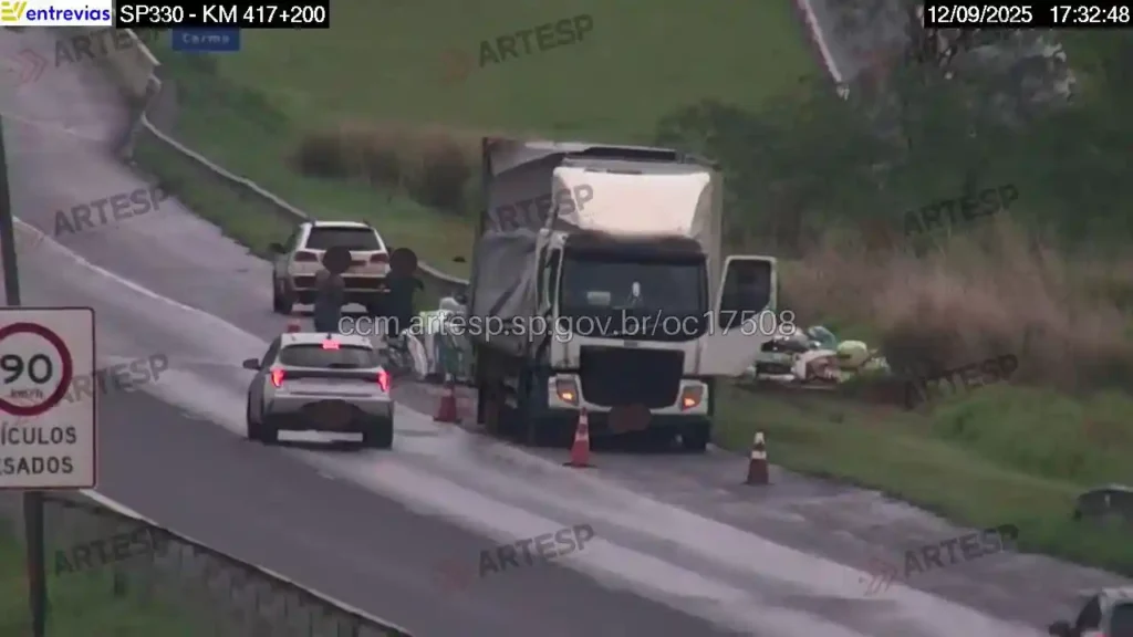 Caminhão Volvo ração rodovia Anhanguera terça