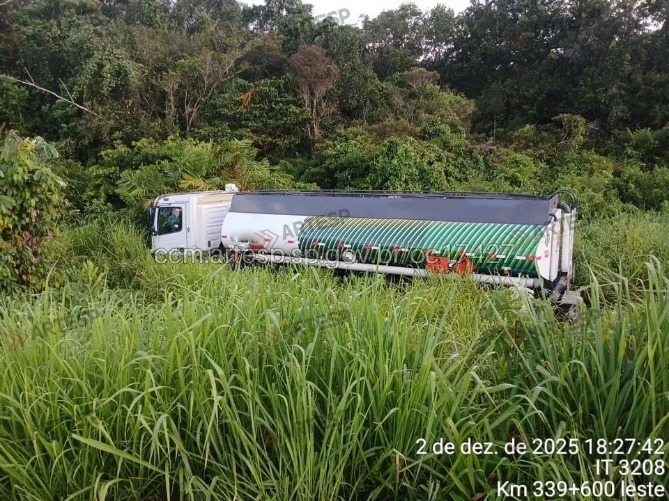 Carreta Mercedes-Benz Atego rodovia Padre Manoel da Nóbrega