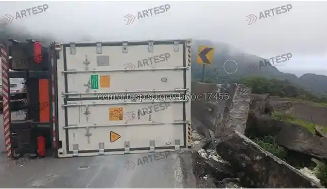 Carreta Mercedes-Benz rodovia Anchieta