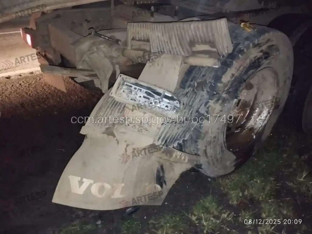 Carreta Volvo no rodoanel