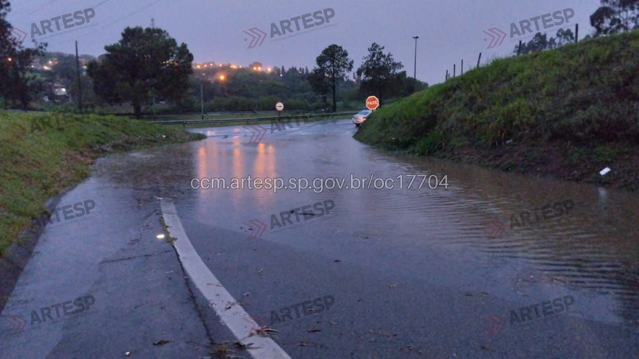 Alagamento na rodovia Engenheiro Constâncio Cintra em Jundiaí