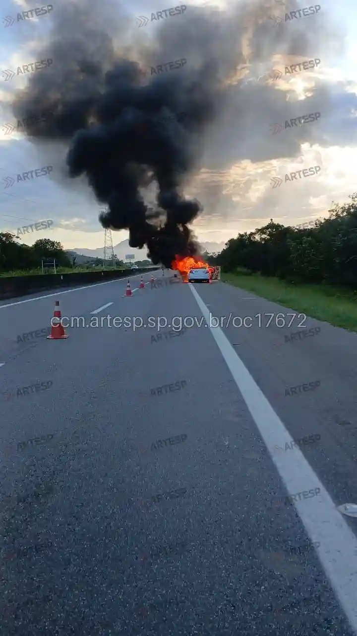 Incêndio em veículo na rodovia Padre Manoel da Nóbrega em Peruíbe