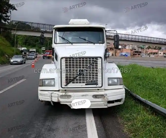 Carreta Volvo no rodoanel embu das