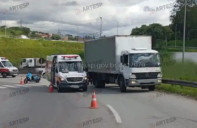 Moto VMoto CPx e caminhão Mercedes-Benz Atego rodovia anhanguera